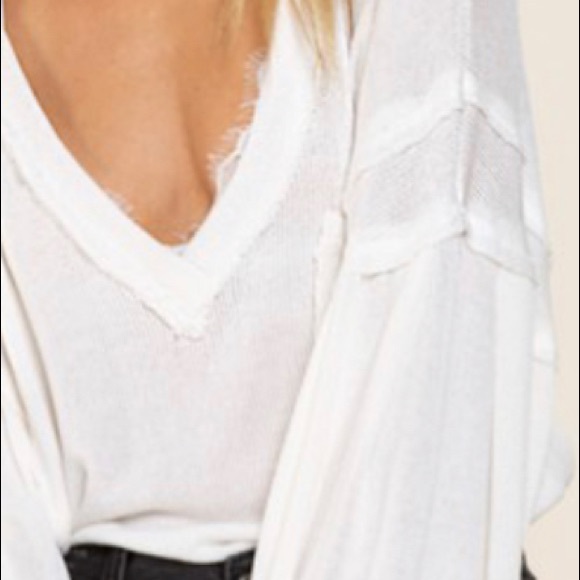 🤍FABULOUS!!🤍 REVERSE RAW SEAM WHITE KNIT TOP - Picture 3 of 5